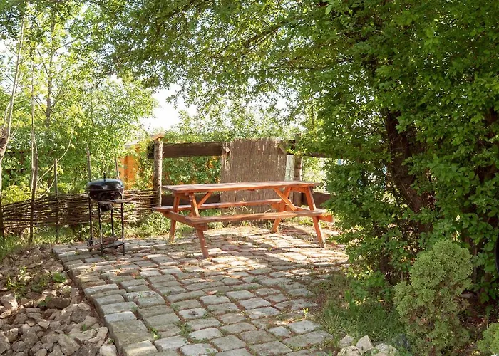 Cozy Wood Hut On The Farm Lodge